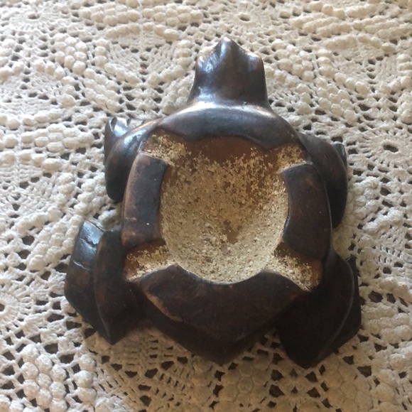 Ashtray carved wood turtle not signed zero flaws super cute solid 6 1/2” Trinket - Picture 3 of 9